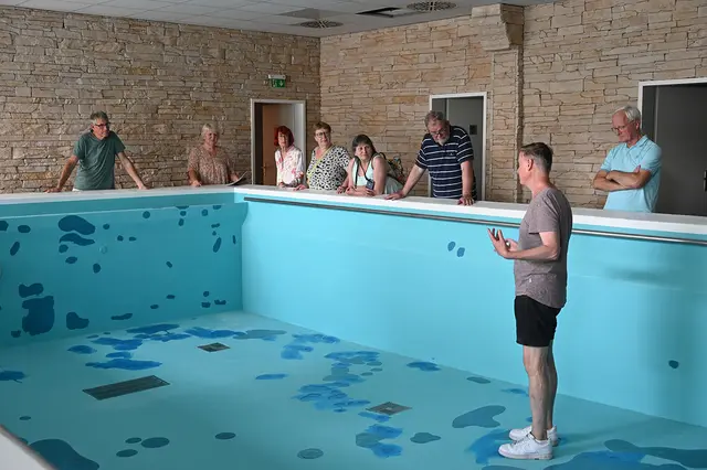 Pastor Dr. Michael Wohlers erläuterte die Pläne zur Re-Aktivierung des Schwimmbades,