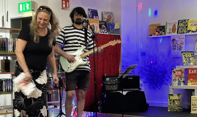 Antje Key, Leiterin der Kinderbibliothek, Musiker Philipp Steidl.