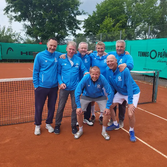 Mit einer eindrucksvollen Mannschaftsleistung gelang den Adelsrieder Herren 60 der neuerliche Aufstieg, 
vorne v.l.: Hermann Pötzel, Markus Leuschner
hinten v.l.: Dr. Wolfgang Adlassnig, Tilo Soergel, Christian Scherer, Hans Asam, Antonio Arcuri
Es fehlten: Reinhold Berger und Bernd Schuster
 | Foto: Hans Asam
