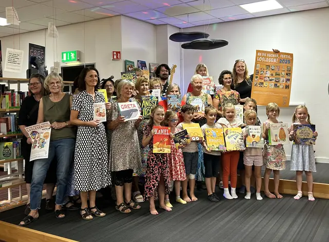 Leiterin der Stadtibliothek Sabine Matzner, einige Lesepaten,
einige Kindergartenkinder, die mit Erlaubnis der Erziehungsberechtigten  fotografiert werden durften.
