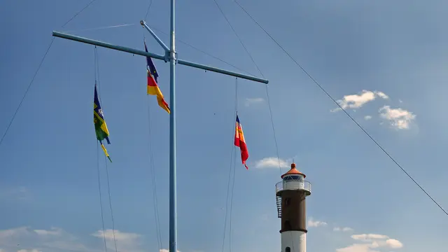 Unmittelbar am Leuchtturm von Timmendorf beginnt der Weg zur Steilküste der Insel Poel. Foto: Helmut Kuzina