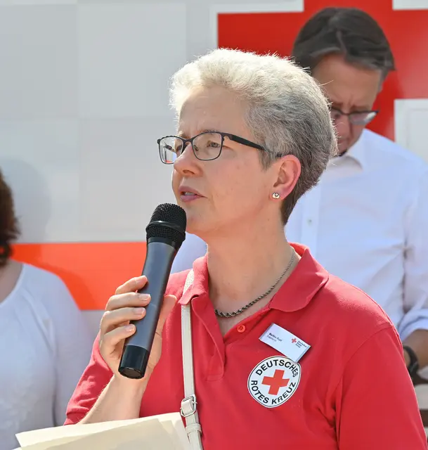 Martina Rust, DRK-Präsidentin in der Region Hannover, begrüßt die Gäste