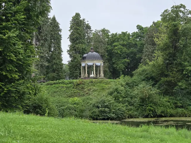 Eine sportliche Wanderung von Dießen am Ammersee über den wildromantischen Schacky-Park zum Schacky-Park und zur Schatzbergalm bietet die Abteilung Alpin des TSV Gersthofen am 14.09.2025 an.