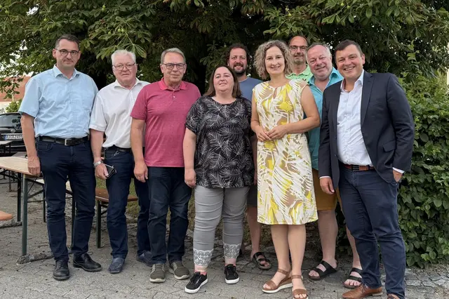 Auf dem Bild links nach rechts: Marktgemeinderat Manfred Riedelsberger aus Pöttmes, Vize-Landrat Helmut Lenz aus Aichach-Ecknach, Fraktionsvorsitzender Erich Nagl aus Dasing, Stadträtin Bettina Stief aus Aichach-Griesbeckerzell, Gemeinderat Hans Finkenzeller aus Sielenbach-Tödtenried, die aus Todtenweis stammende Landtagsabgeordnete Marina Jakob, Dasings Bürgermeister Andreas Wiesner, Stadtrat Hannes Hatzold aus Friedberg und FW-Kreisvorsitzender Dr. Marc Sturm. | Foto: Oliver Heib