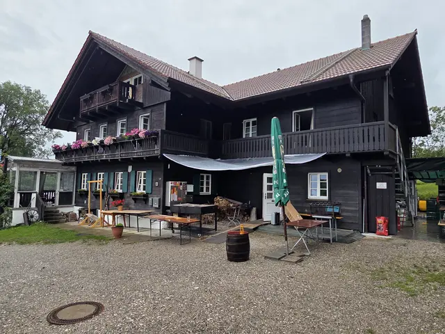 Eine sportliche Wanderung von Dießen am Ammersee über den wildromantischen Schacky-Park zum Schacky-Park und zur Schatzbergalm bietet die Abteilung Alpin des TSV Gersthofen am 14.09.2025 an.