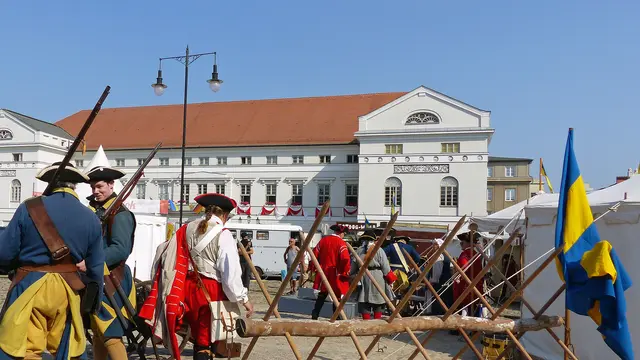 Die Besucher des Schwedenfestes 2025 erhalten auf dem Marktplatz Einblicke in das Lagerleben. Foto: Helmut Kuzina