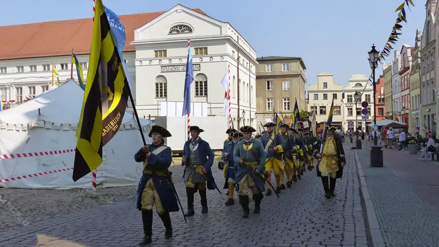 Schwedenfest 2025: Nach dem „Morgengebet“ vor dem Rathaus kehrt die schwedische Gruppe in ihr Lager zurück. Foto: Helmut Kuzina