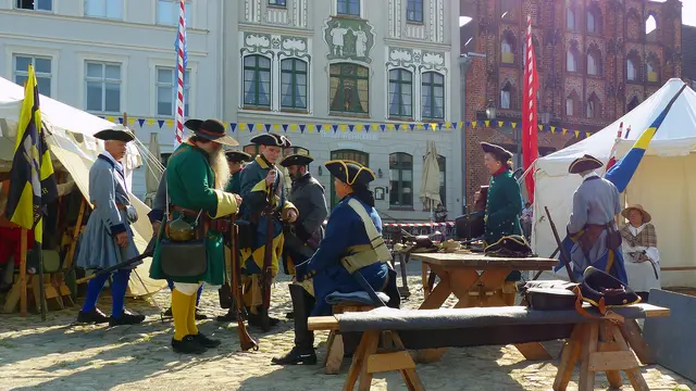 Schwedisches Lagerleben auf dem Marktplatz von Wismar. Foto: Helmut Kuzina