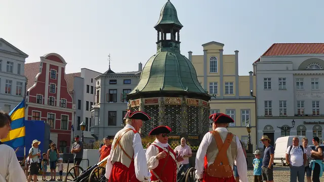 Auf dem Marktplatz unterhalten sich Festbesucher mit den Darstellern des historischen Feldlagers. Foto: Helmut Kuzina
