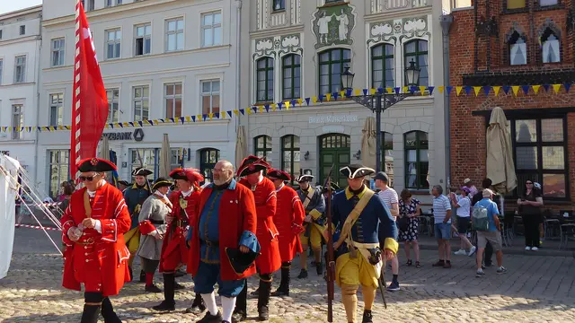 Auf dem Marktplatz lagern die schwedische Truppen. Foto: Helmut Kuzina