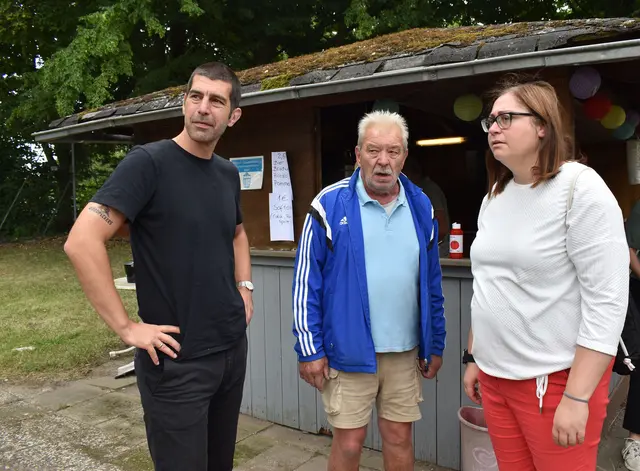 Dr. Axel von der Ohe (l.) informierte sich beim Sommerfest des VfB Wülfel 