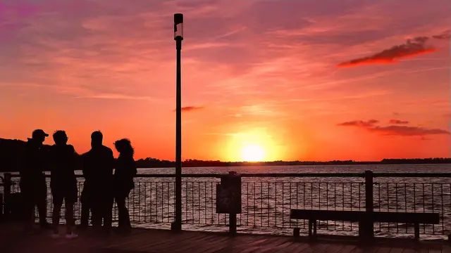 In den Momenten des Sonnenuntergangs zeigt sich ein besonderes Farbspektakel am Ende des heißen Augusttages. An der Wismarbucht erscheint der Himmel in herrlichen Rot-, Orange- und Purpurtönen. Foto: Helmut Kuzina