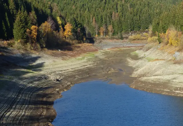 Doch in extremen Trockenfasen, wie im Jahr 2019, wird es knapp. In vielen Talsperren war der Wasserstand gering. 