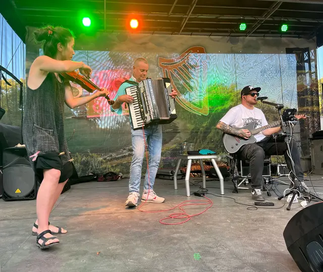The Hoochigans brachten noch einmal heiße Partylaune am kühlen Abend