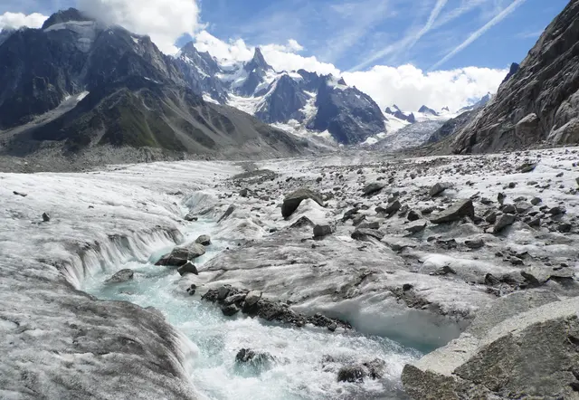 Weltweit beschleunigt sich die Gletscherschmelze immer mehr. Auch durch den Industrieruß, der die Wärme der Sonne aufnimmt und der die entlegensten Gebiete der Erde erreicht. Die Alpen werden Ende des Jahrhunderts fast eisfrei sein.  