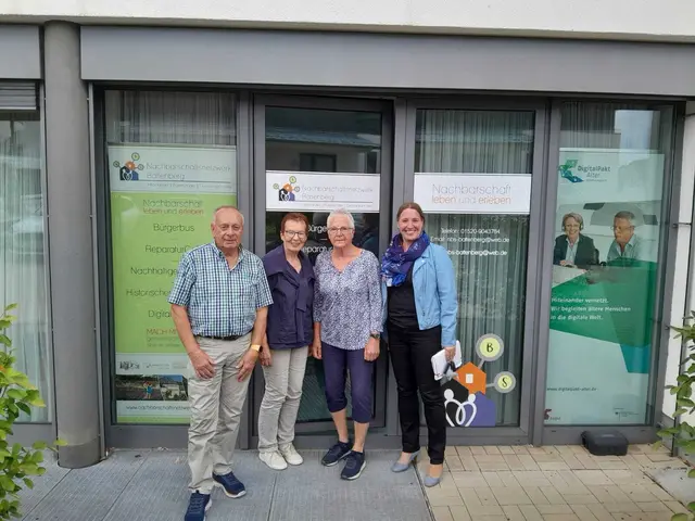 Dr. Daniela Sommer (rechts) mit dem geschäftsführenden Vorstand des Nachbarschaftsnetzwerks. Von links: Siegfried Franke, Ingrid Kwyk und Renate Drechsel. | Foto: Dr. Daniela Sommer
