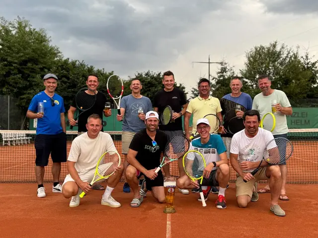 Siegerfoto nach dem Match. Herren 40 2025 (v.l. Onur Görgüllü, Domink Chalinski, Michael Kreutmayr, Rainer Huber, Uwe Schön, Reiner Jung, Tom Nagel, kniend v.l. Tim Niessl, Markus Nitzlader, Peter Thurner, Gregor Triltsch)