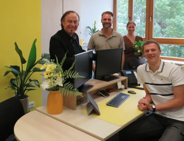 Bürgermeister Bernhard Uhl, Marktbaumeister Peter Finkenzeller und Finanz-Sachgebietsleiterin Margit Holland mit Geschäftsstellenleiter Jonas Watzal (sitzend) in einem der drei neuen Büros in Ebene 2. | Foto: Markt Zusmarshausen