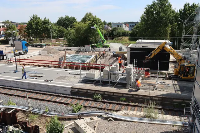 Abbau der Treppe vom Fußgängersteg zum Bahnsteig