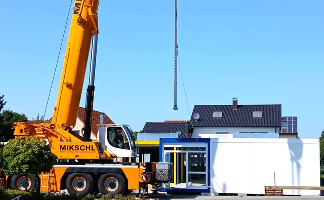 Vier Container für Kinder der Meitinger Mittelschule wurden neben dem Haus der Kinder in der Meitinger Hauptstraße von einem Autokran aufgestellt. | Foto: Peter Heider