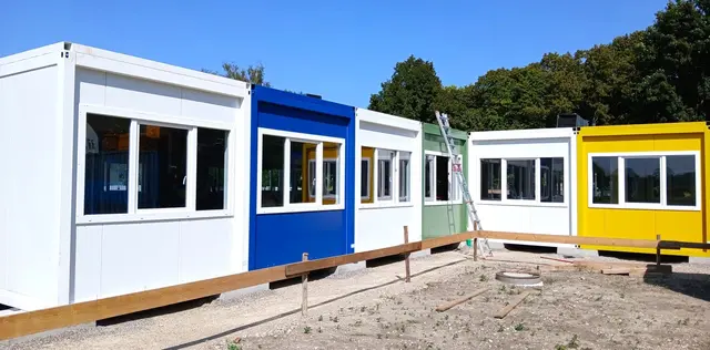 Ende Oktober bis spätestens Anfang November rechnet Bürgermeister mit der Bezugsfertigkeit der neuen Klassenzimmer in den Containern. | Foto: Peter Heider
