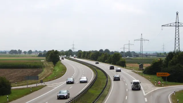 Die stark befahrene Bundestraße 2, Lebenswerk des Ehrenbürger und ehemaligen Bürgermeister Alfred Sartor | Foto: Peter Heider