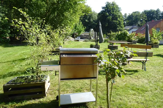 Sitzmöglichkeiten bei den Ferienwohnungen.