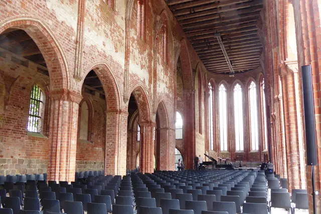 Blick zum Chorraum des Kirchenschiffs von Kloster Chorin.