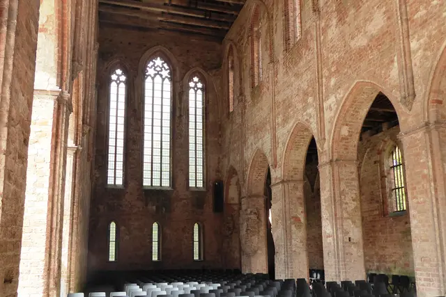 Blick in den hinteren Teil des Kirchenschiffs.