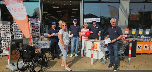 Stadtallendorfer Rotarier (in blauen T Shirts)  bei einer Sammelaktion zu Gunsten der Kindertafel Stadtallendorf | Foto: Rotary Club Stadtallendorf