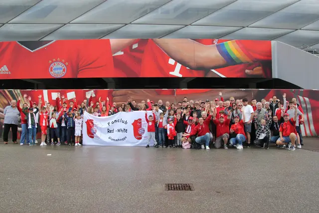 Teilnehmer beider Busse der Stadionführung auf dem Parkplatz vor der Allianz Arena. | Foto: Andre´ Haslier