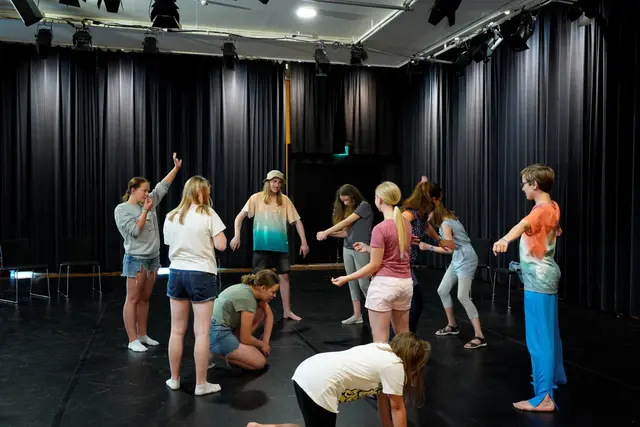 Der Bezirk Schwaben und das Junge Theater Augsburg ermöglichen schwäbischen Jugendlichen die kostenlose Teilnahme an professionellen Theater-Workshops – hier beim Jugendtheaterfestival 2023 in Kempten.  | Foto: Juleen Schnurr 