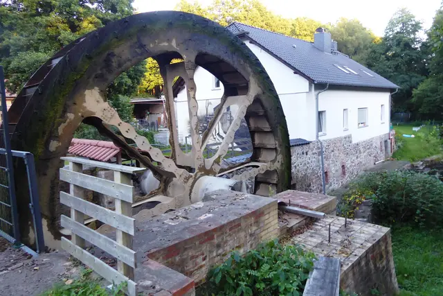 Das acht Meter große und etwa sieben Tonnen schwere Wasserrad der Ragöser Mühle in Sandkrug. 