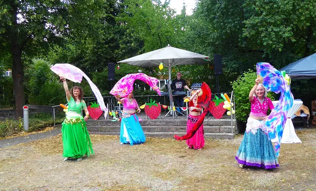 Tanzen mit Schleierfächern im Wind ist nicht so einfach. | Foto: Shima Mahi