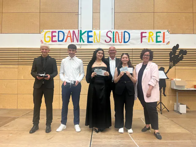 Foto: Die beiden besten Schülerinnen der 10. Klassen mit der Schulleitung Uwe Seifferer und Stefanie Klein. Die beiden jungen Herren links wurden für ihr Engagement als Fußballtrainer geehrt. Die Mädchen der MS Meitingen wurden bayerischer Fußballmeister. 