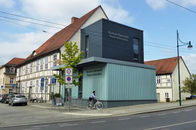 Das Museum Eberswalde in der ehemaligen Adler-Apotheke. Nach einer umfassenden Restaurierung sind seit 1997 das Museum Eberswalde, die Touristen-Information sowie das Kulturamt eingezogen.
