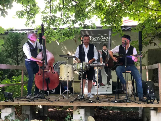 Foto: "The VillageBoyz" während ihres Auftritts bei strahlendem Sonnenschein im Schlosspark in Nordendorf.