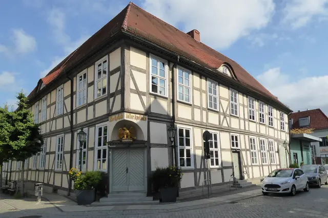Ab 1623 war in dem Haus eine Apotheke untergebracht, die bis 1986 die Hauptnutzung des Gebäudes darstellte. Das Gebäude ist das älteste Fachwerkhaus der Stadt.
