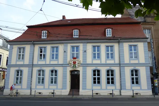 Das Alte Rathaus wurde 1775 im barocken Stil für die Tuchfabrikanten Heller gebaut. Erst ab 1825 wurde es als Rathaus der Stadt genutzt. Über dem Haupteingang hängt das Stadtwappen, das der Potsdamer Bildhauer Wilhelm Koch 1866 fertigte.