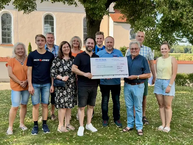 Foto: Strahlende Gesichter bei der Spendenübergabe von Besitzer Michael Wagner (links vom Scheck) an Helmut Wech (rechts vom Scheck) vom Verein für ambulante Krankenpflege Holzen und Umgebung. (Foto: Ann-Kathrin Wagner)