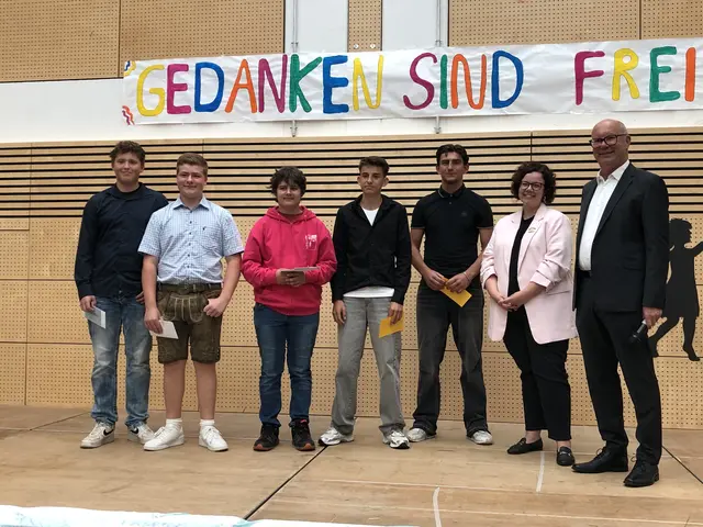 Foto: Die jeweils Jahrgangsbesten aus allen 9. Klassen mit Konrektorin Stefanie Klein und Rektor Uwe Seifferer. Die jungen Herren neben Frau Klein wurden für ihre hervorragenden Leichtathletikleistungen für die Mittelschule Meitingen ausgezeichnet.  