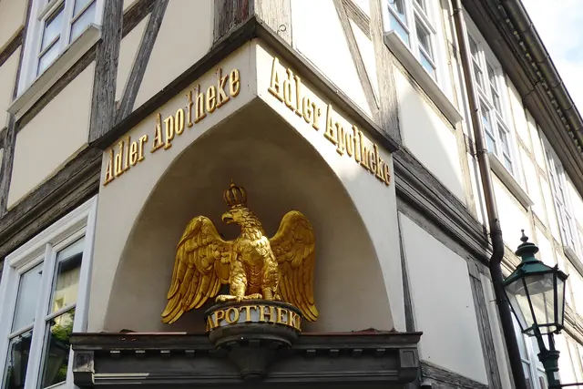 Die Plastik über dem Eingang der früheren Apotheke.