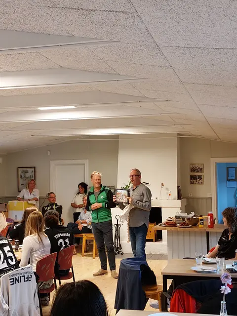 Geschenkeaustausch zwischen den beiden Abteilungsleitern.