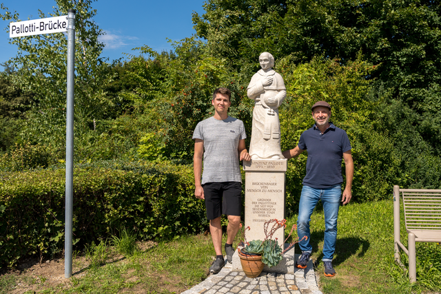 Die Friedberger Bahnbrücke heißt jetzt "Pallotti-Brücke".  Die Friedberger Steinmetze Christoph Steinhard  und  Martin Seidl haben die Statue geschaffen. | Foto: FSeventfoto