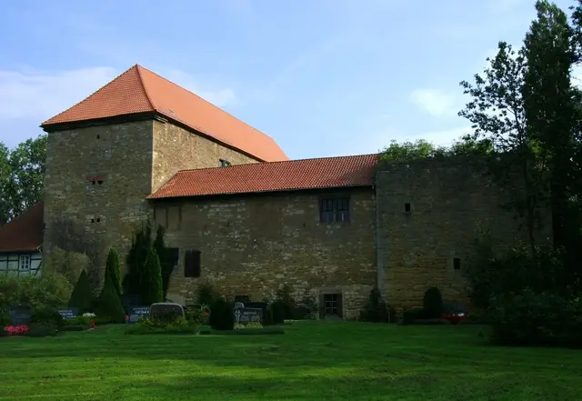 Burg Steinbrück; rechts Rest des Bergfrieds