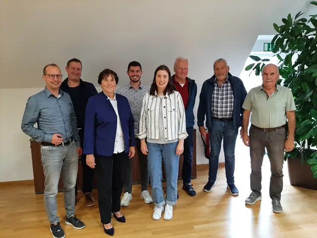 Foto: Bauoberrätin Julia Offer (gestreifte Jacke) wurde von den Mitgliedern der Teilnehmergemeinschaft in Ellgau verabschiedet. (Foto: Marco Schopper)