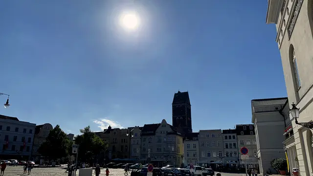 In der Mittagszeit steht sie Sonne sehr hoch über dem Marktplatz. Foto: Helmut Kuzina