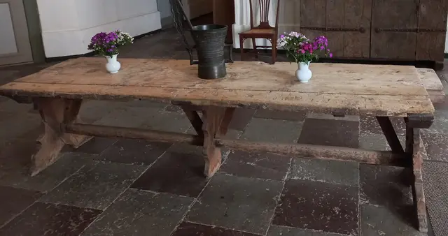 Mutmaßlich 1000 Jahre alter Tisch im Kloster Medingen