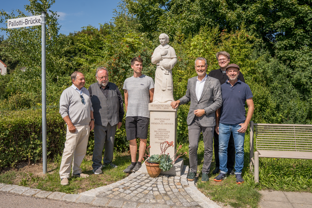 Die Friedberger Bahnbrücke heißt jetzt "Pallotti-Brücke". Bei der feierlichen Aufstellung der Statue  waren anwesend (von links): Initiator und Friedberger Kulturschaffender Franz Reißner, Pater Rüdiger Kiefer, Steinmetz Christoph Steinhard, Friedbergs Erster Bürgermeister Roland Eichmann, Stadtpfarrer Steffen Brühl und Steinmetz Martin Seidl | Foto: FSeventfoto