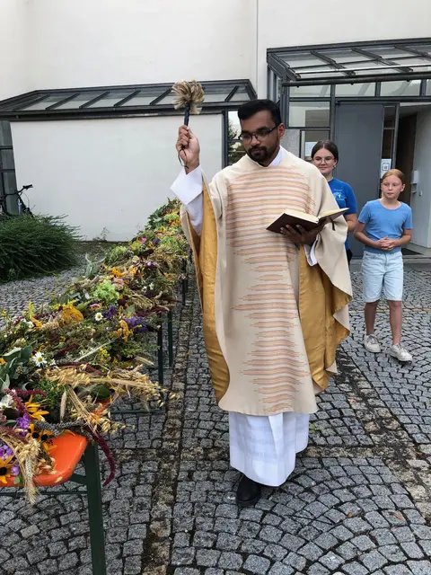Foto: Kaplan Tony segnete die Kräuterbüschel, die nach dem feierlichen Gottesdienst gegen eine Spende mit nach Hause genommen werden durften. Sie sollen das ganze Jahr über Mensch, Tier, Haus und Hof beschützen.